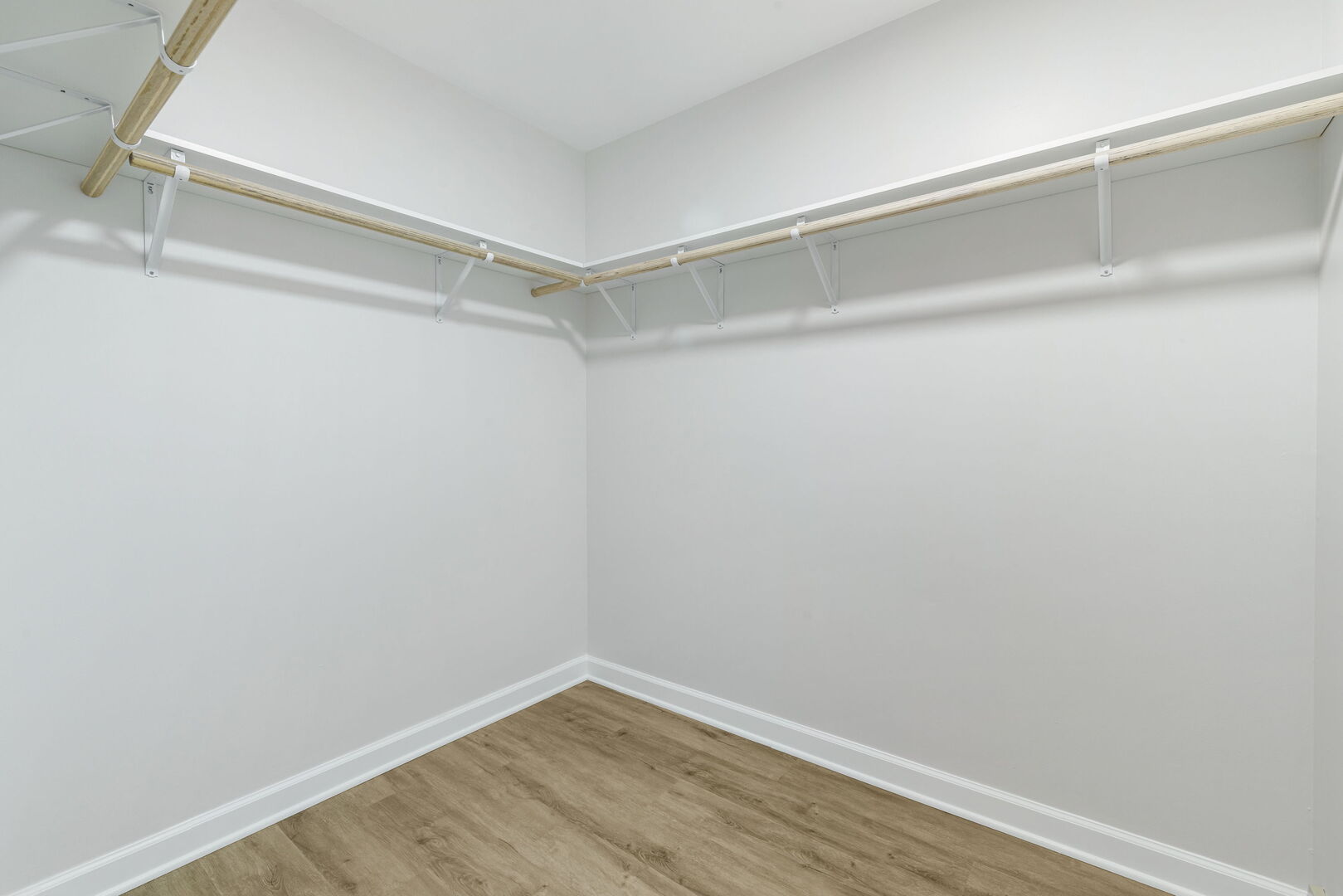 7000 Sussex Court #204, Woodridge, IL 60517