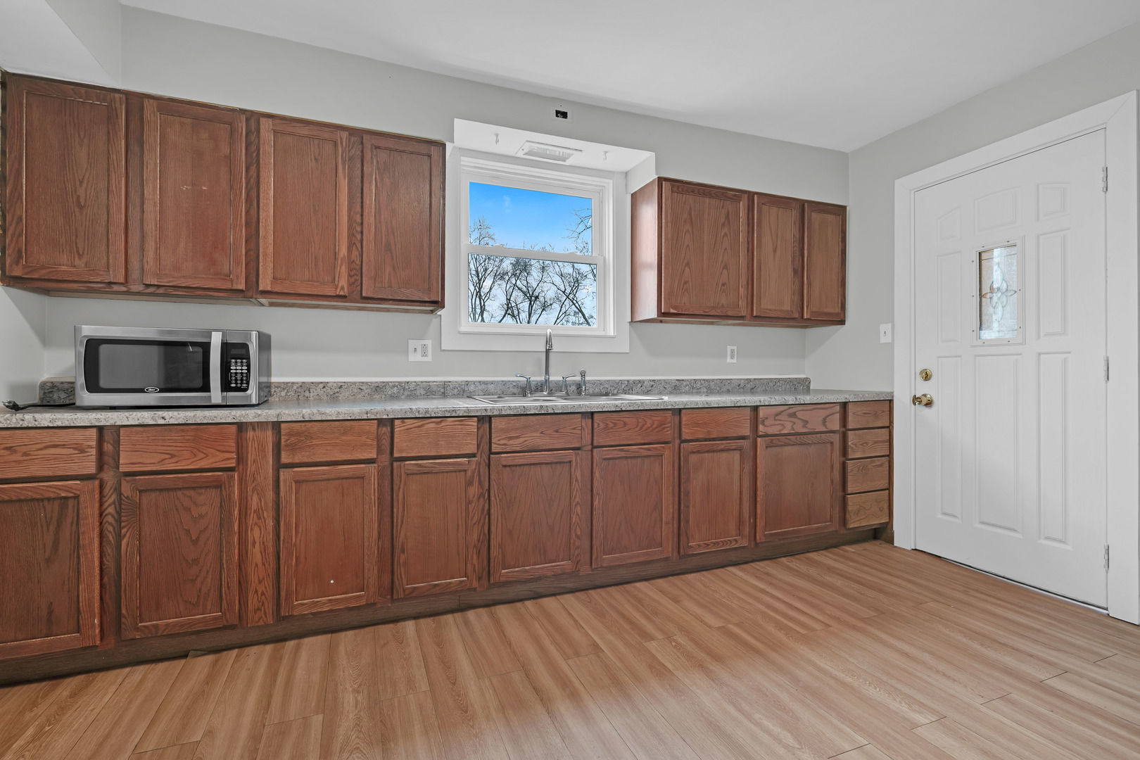 643 Wing Street, Elgin, IL 60123