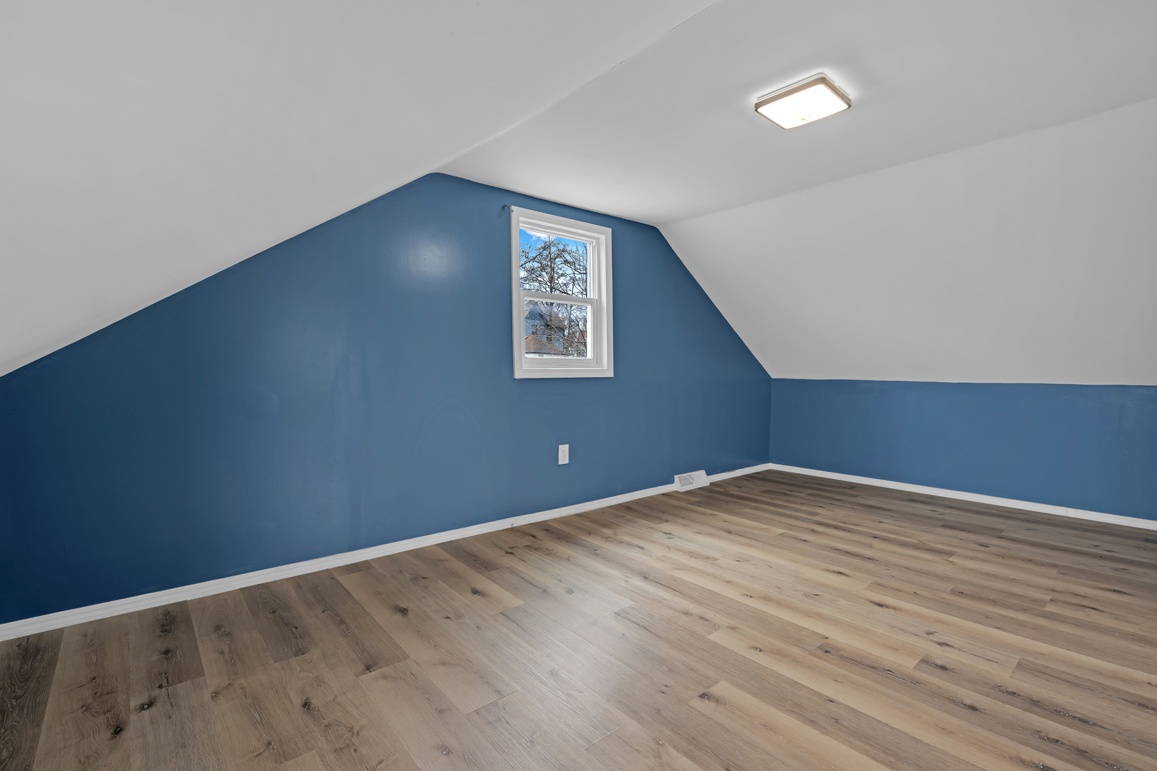 643 Wing Street, Elgin, IL 60123