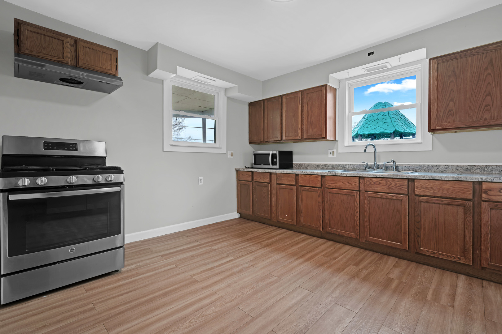 643 Wing Street, Elgin, IL 60123