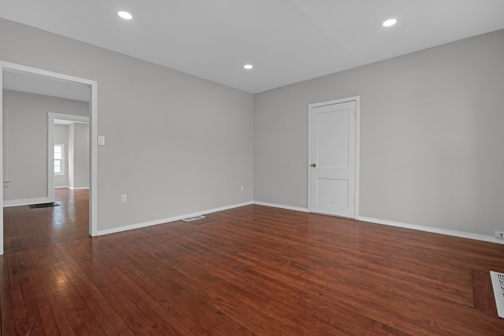 643 Wing Street, Elgin, IL 60123