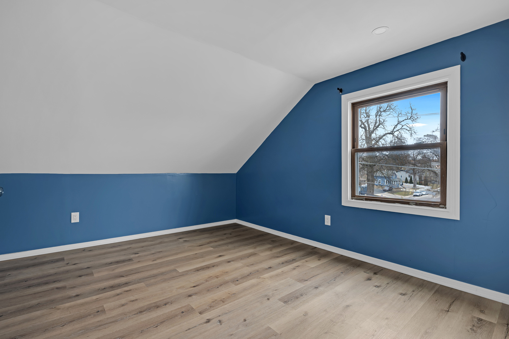 643 Wing Street, Elgin, IL 60123