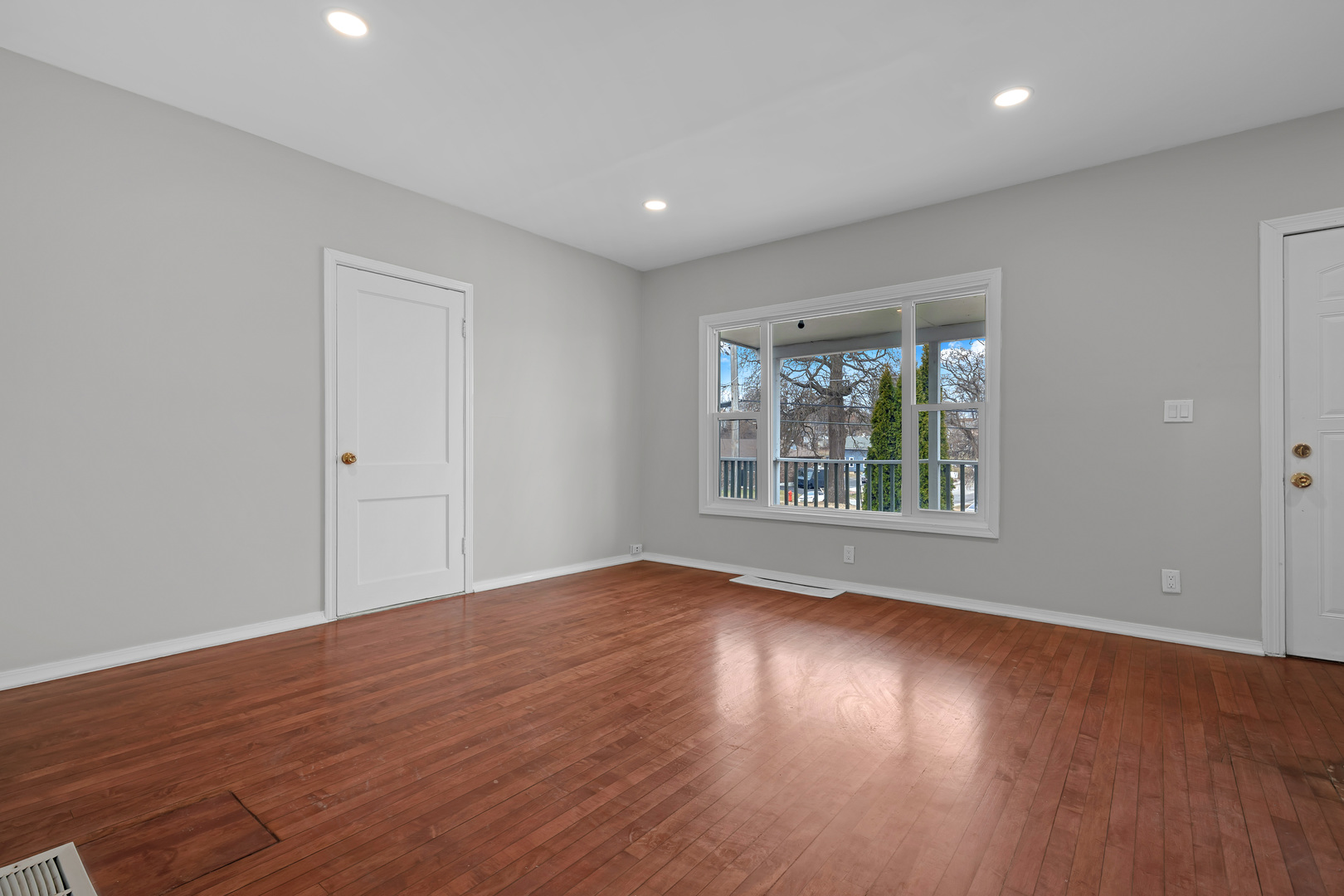 643 Wing Street, Elgin, IL 60123