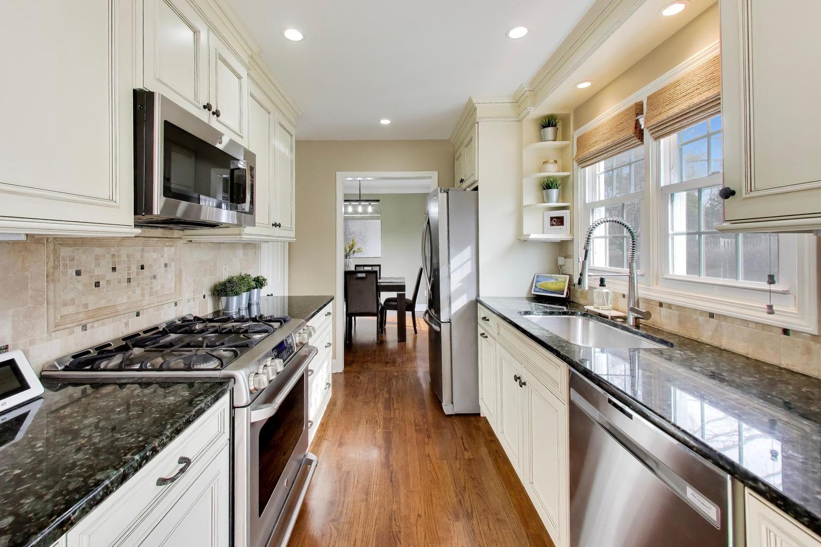 606 Thackeray Lane, Fox River Grove, IL 60021