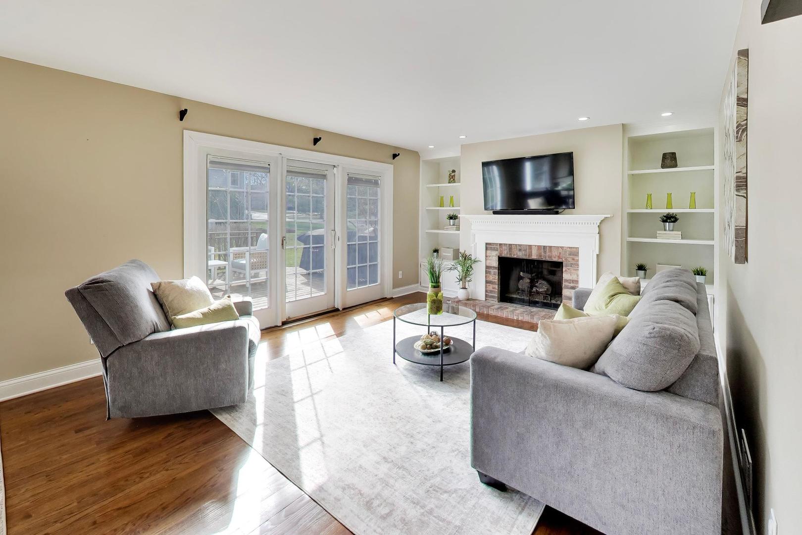 606 Thackeray Lane, Fox River Grove, IL 60021