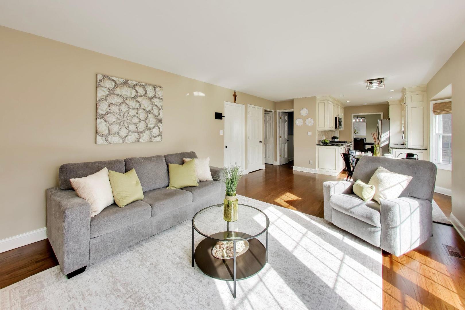 606 Thackeray Lane, Fox River Grove, IL 60021