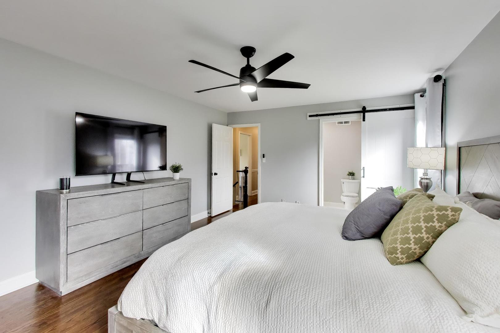 606 Thackeray Lane, Fox River Grove, IL 60021