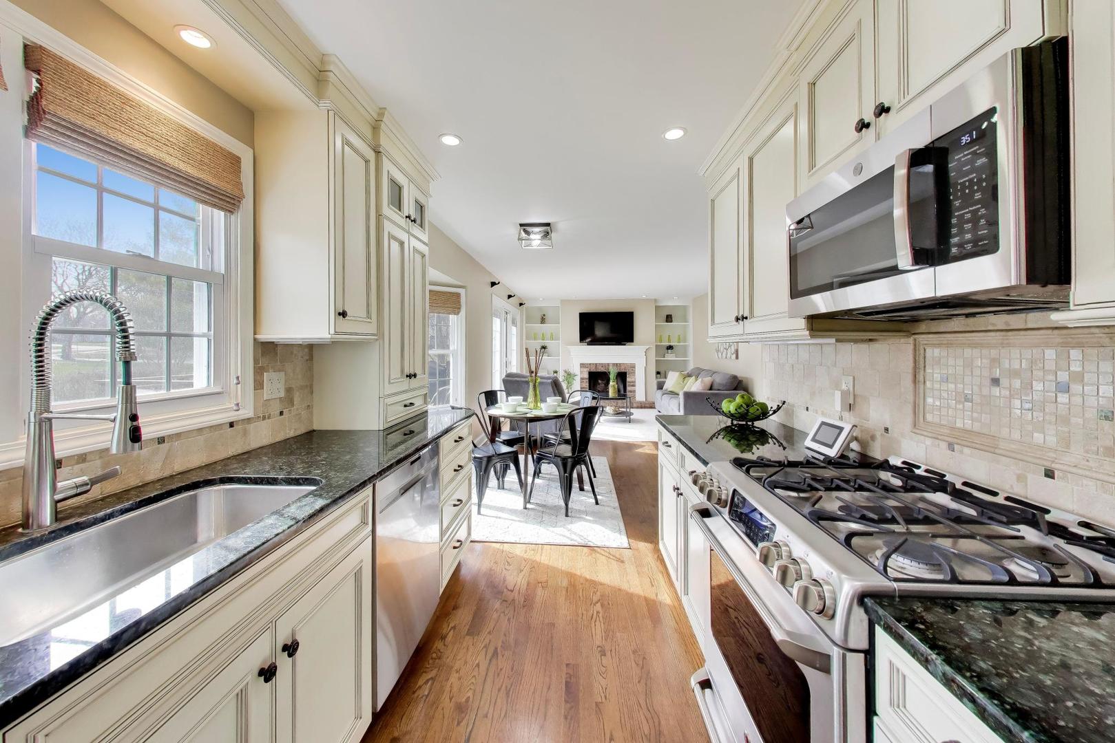 606 Thackeray Lane, Fox River Grove, IL 60021