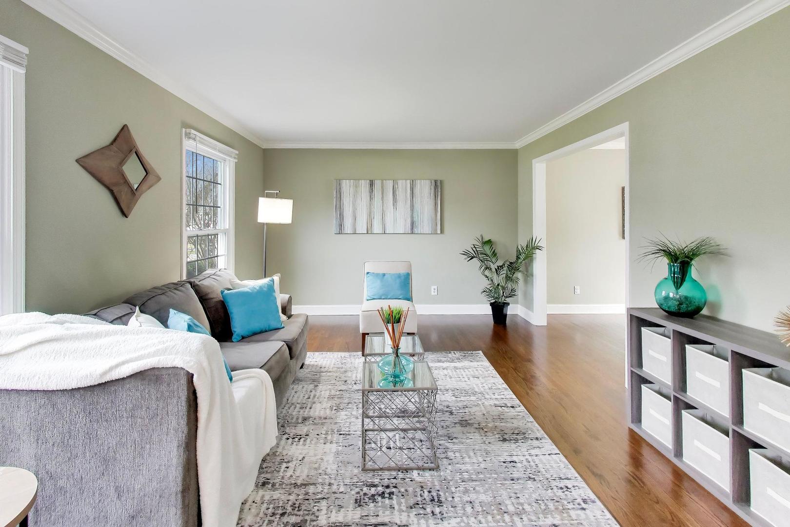 606 Thackeray Lane, Fox River Grove, IL 60021