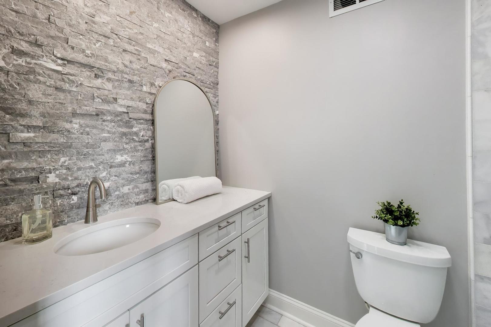 606 Thackeray Lane, Fox River Grove, IL 60021