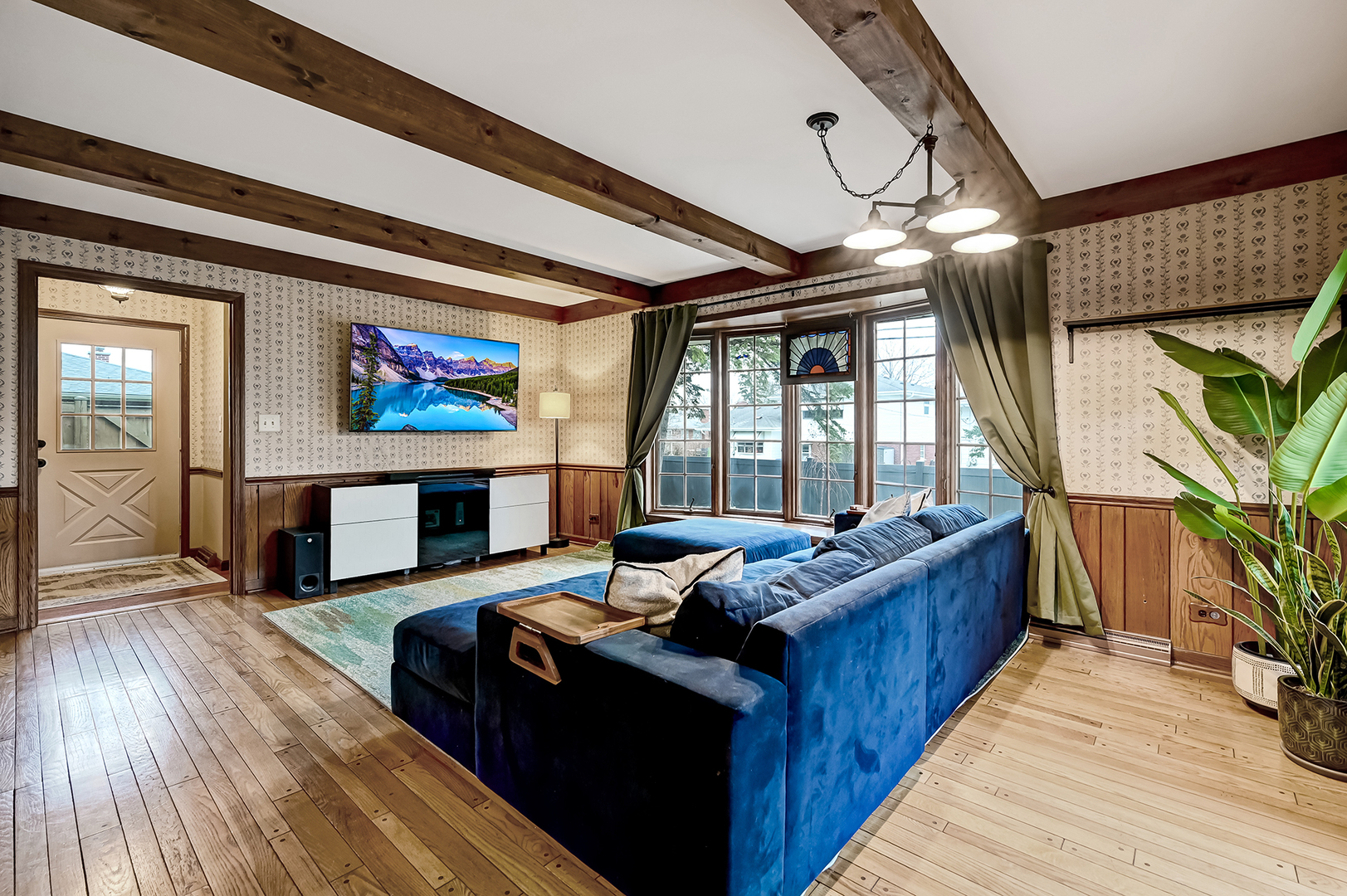 571 Dara James Road, Des Plaines, IL 60016