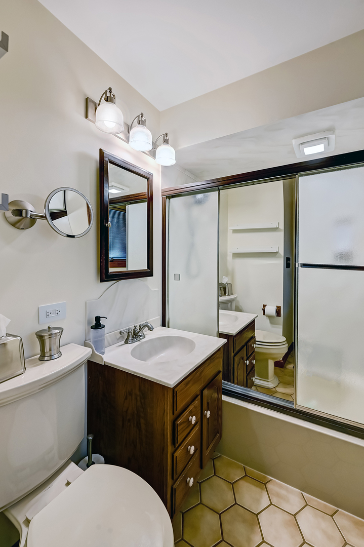 571 Dara James Road, Des Plaines, IL 60016