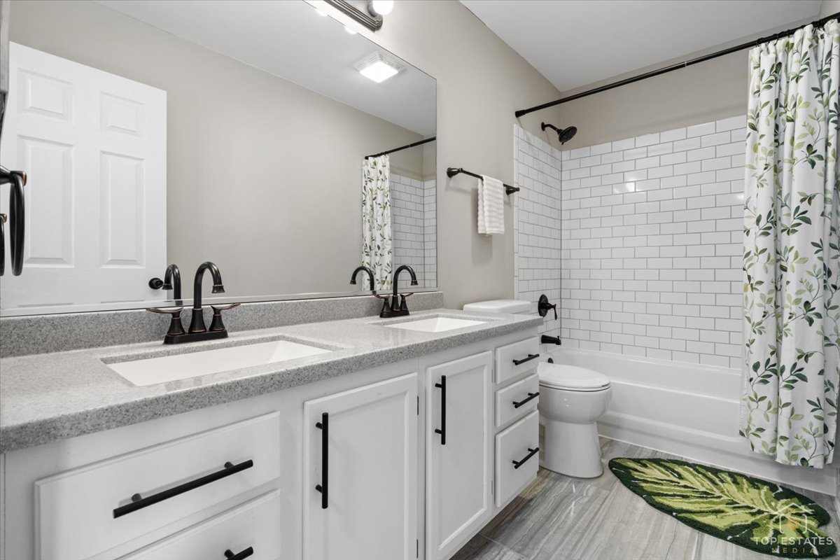 157 N Crooked Lake Lane, Lindenhurst, IL 60046