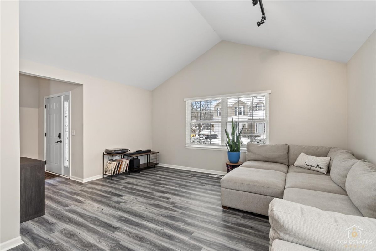 157 N Crooked Lake Lane, Lindenhurst, IL 60046