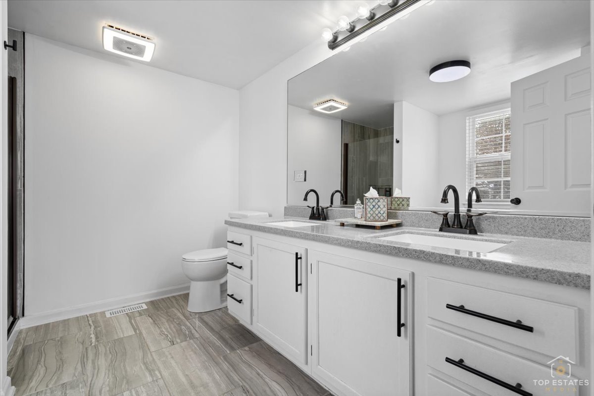 157 N Crooked Lake Lane, Lindenhurst, IL 60046