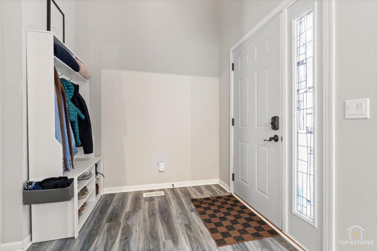 157 N Crooked Lake Lane, Lindenhurst, IL 60046