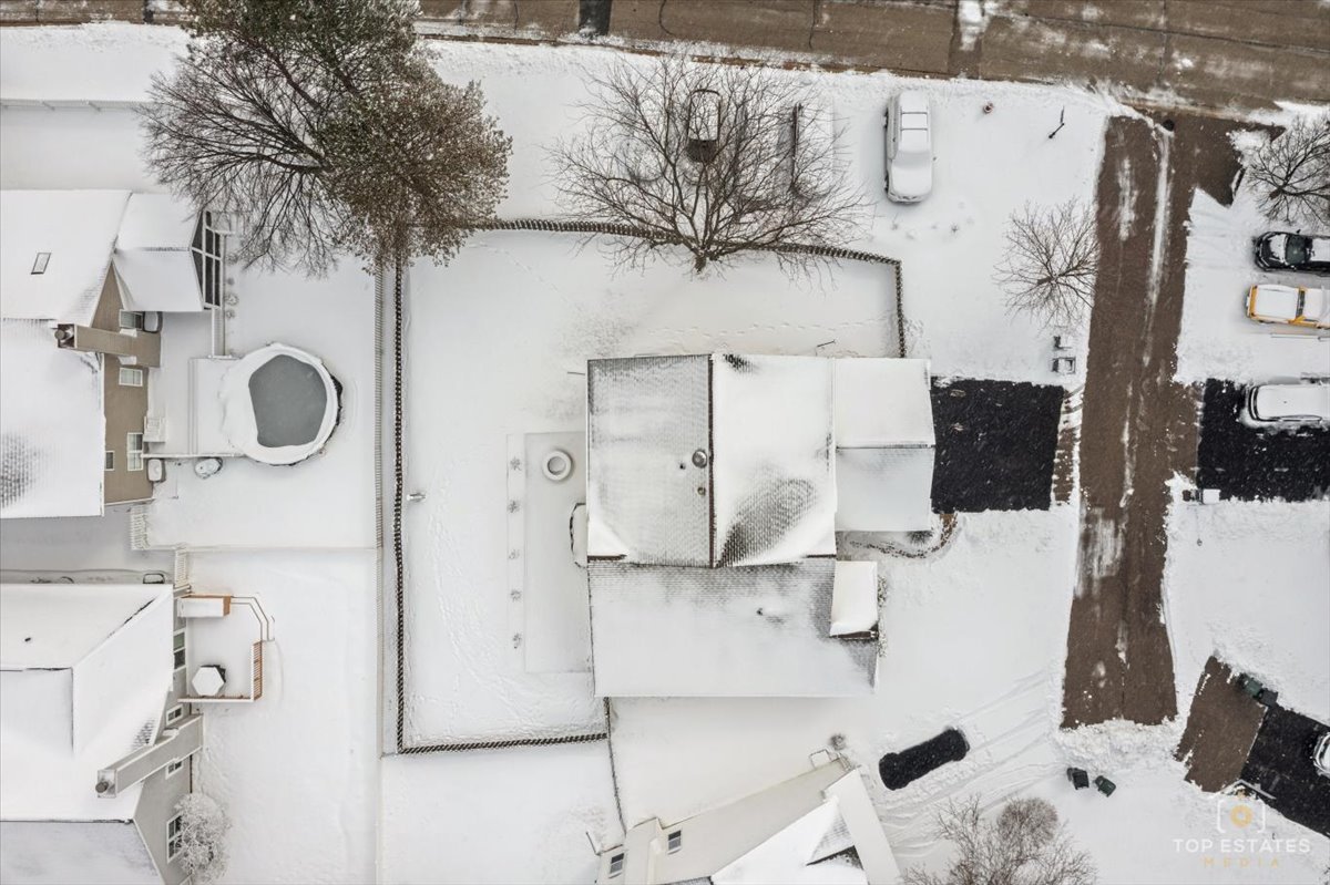 157 N Crooked Lake Lane, Lindenhurst, IL 60046