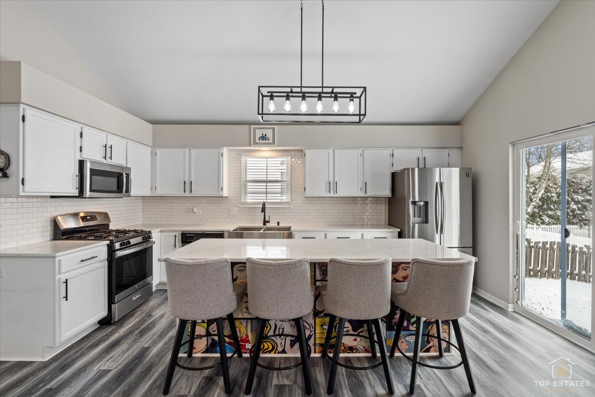 157 N Crooked Lake Lane, Lindenhurst, IL 60046