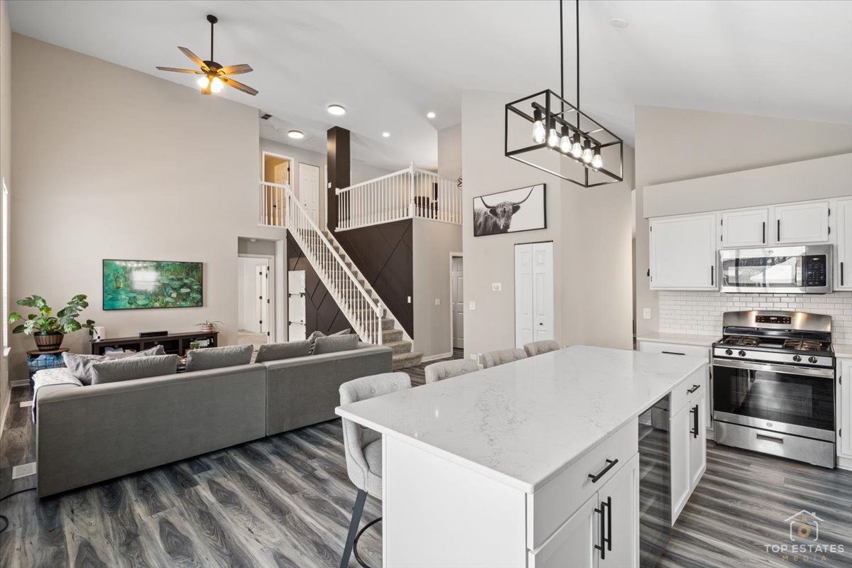 157 N Crooked Lake Lane, Lindenhurst, IL 60046