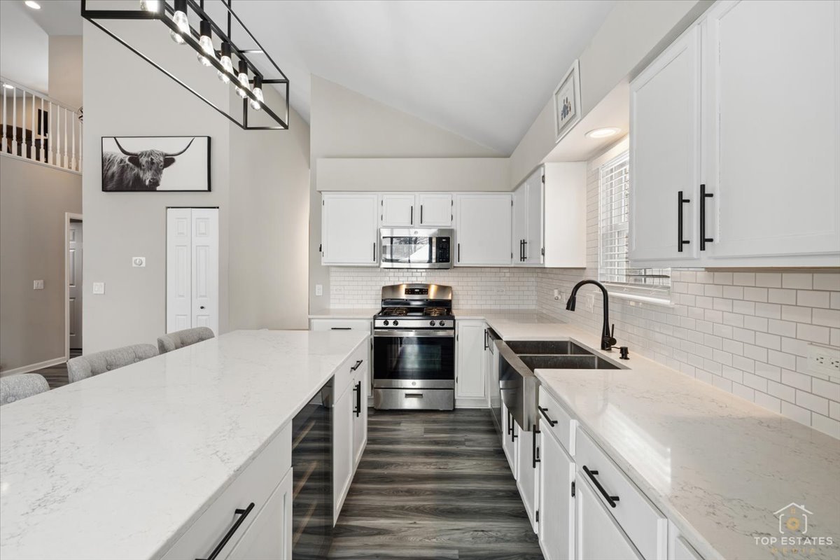 157 N Crooked Lake Lane, Lindenhurst, IL 60046