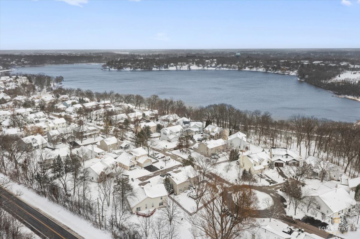 157 N Crooked Lake Lane, Lindenhurst, IL 60046