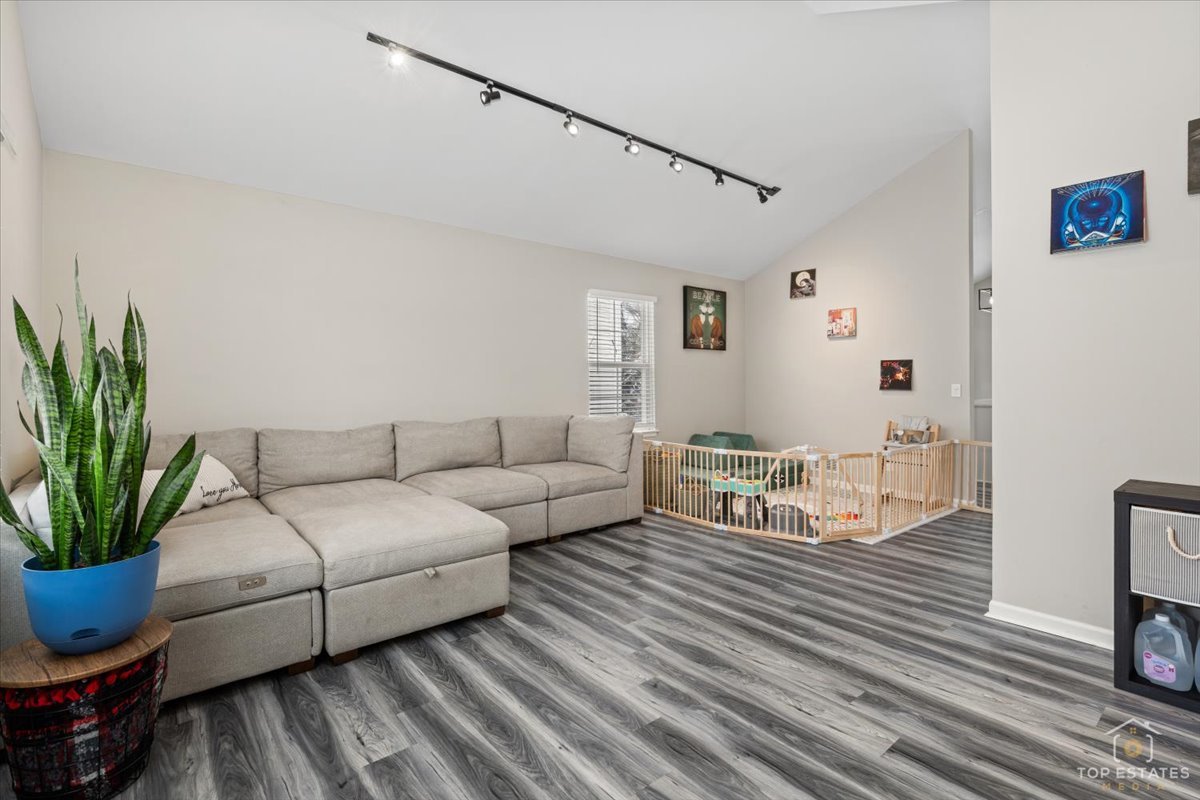 157 N Crooked Lake Lane, Lindenhurst, IL 60046