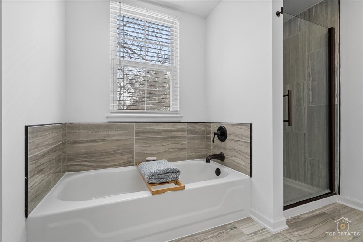 157 N Crooked Lake Lane, Lindenhurst, IL 60046