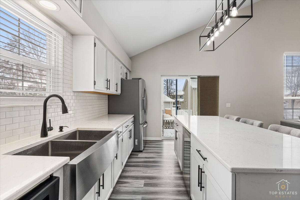 157 N Crooked Lake Lane, Lindenhurst, IL 60046