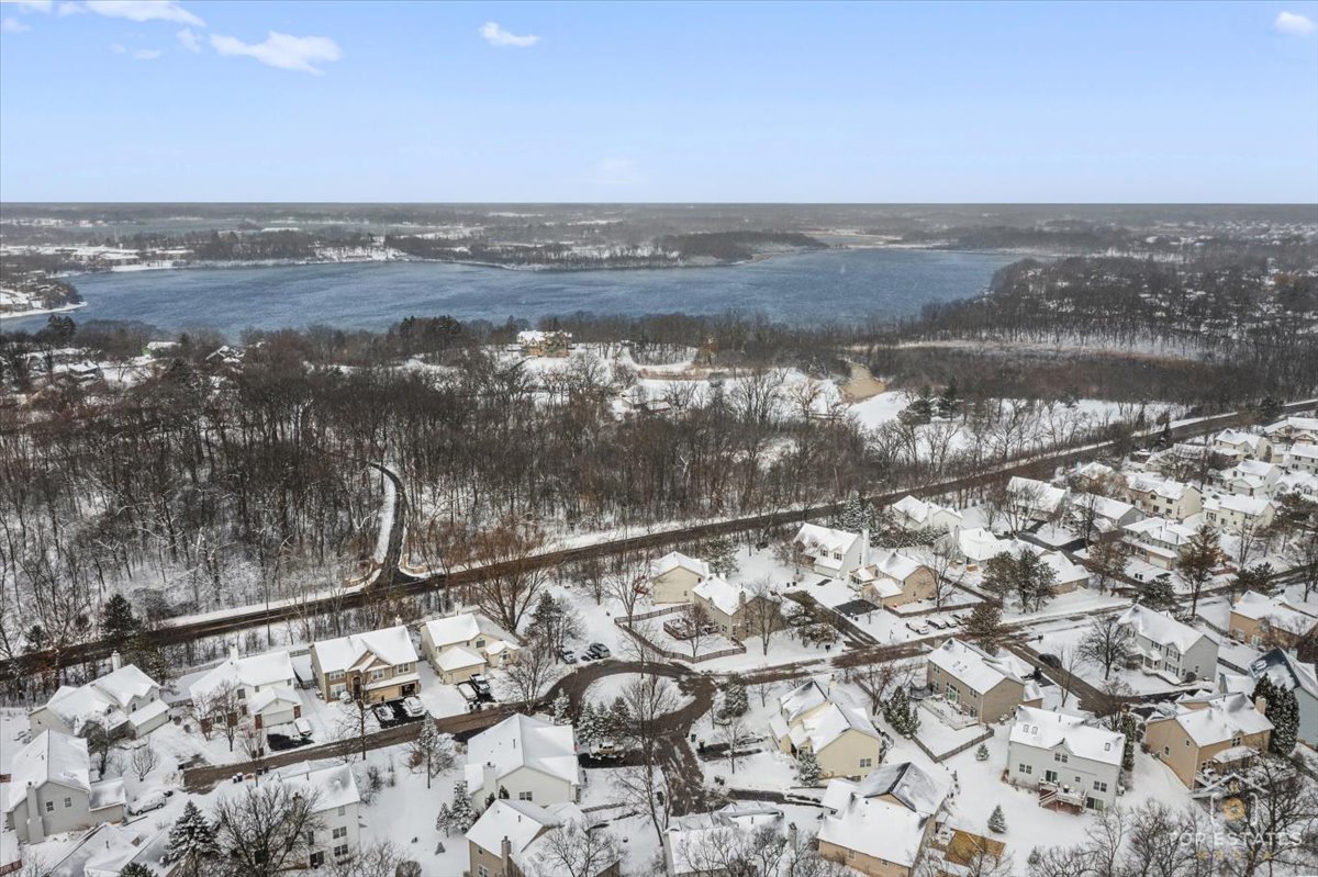 157 N Crooked Lake Lane, Lindenhurst, IL 60046