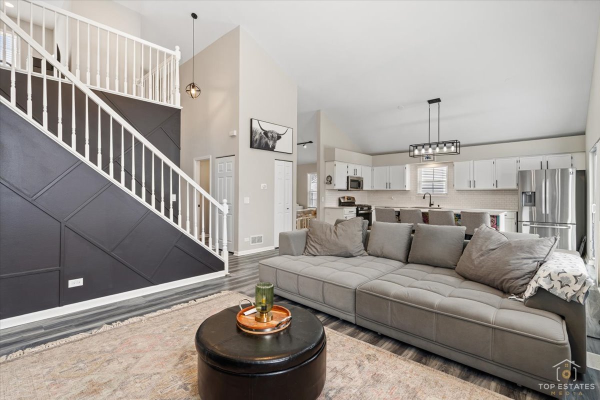 157 N Crooked Lake Lane, Lindenhurst, IL 60046