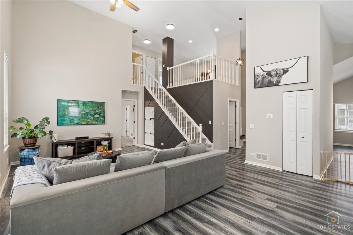 157 N Crooked Lake Lane, Lindenhurst, IL 60046