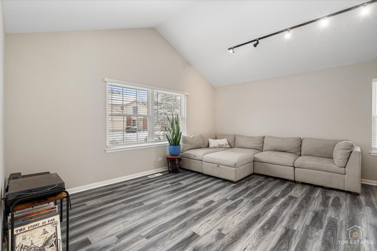 157 N Crooked Lake Lane, Lindenhurst, IL 60046