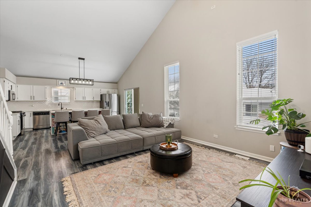 157 N Crooked Lake Lane, Lindenhurst, IL 60046