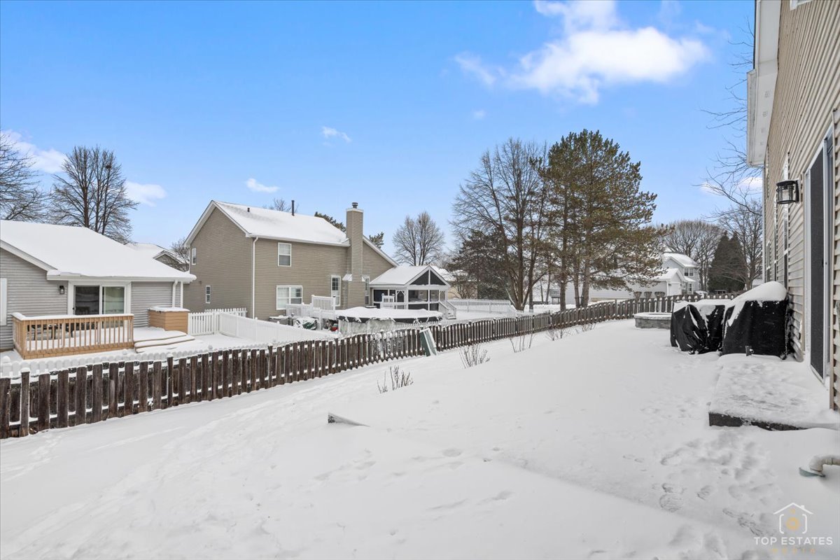 157 N Crooked Lake Lane, Lindenhurst, IL 60046