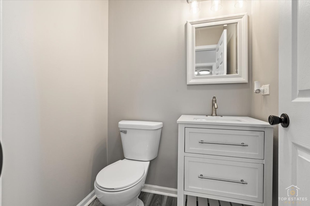 157 N Crooked Lake Lane, Lindenhurst, IL 60046