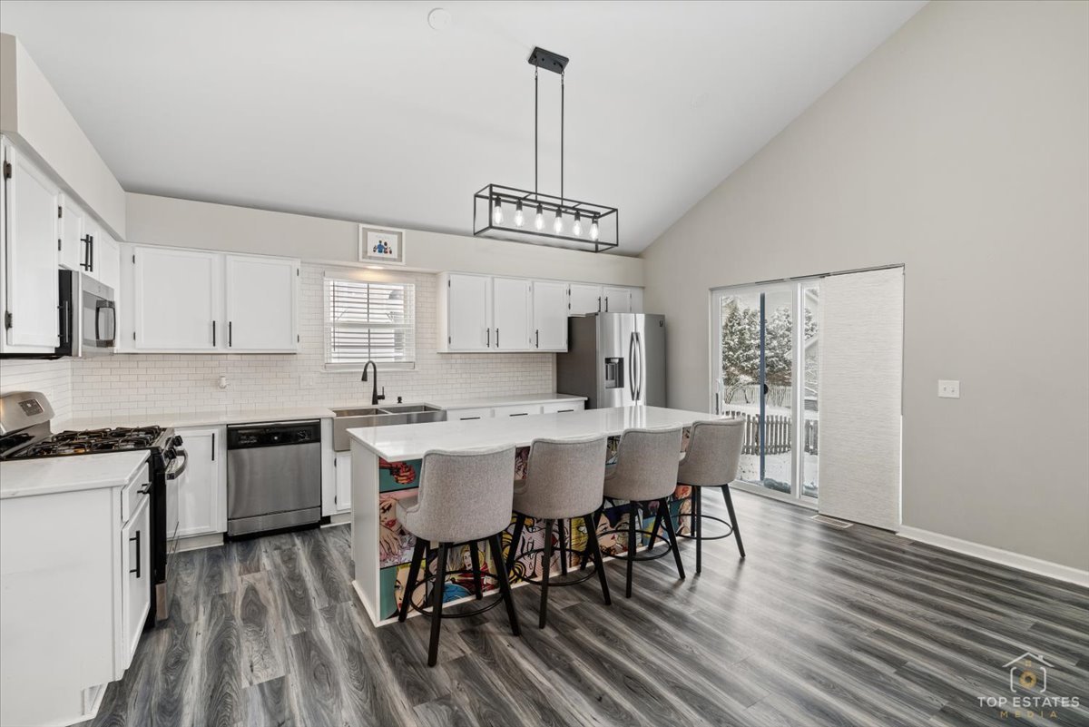 157 N Crooked Lake Lane, Lindenhurst, IL 60046