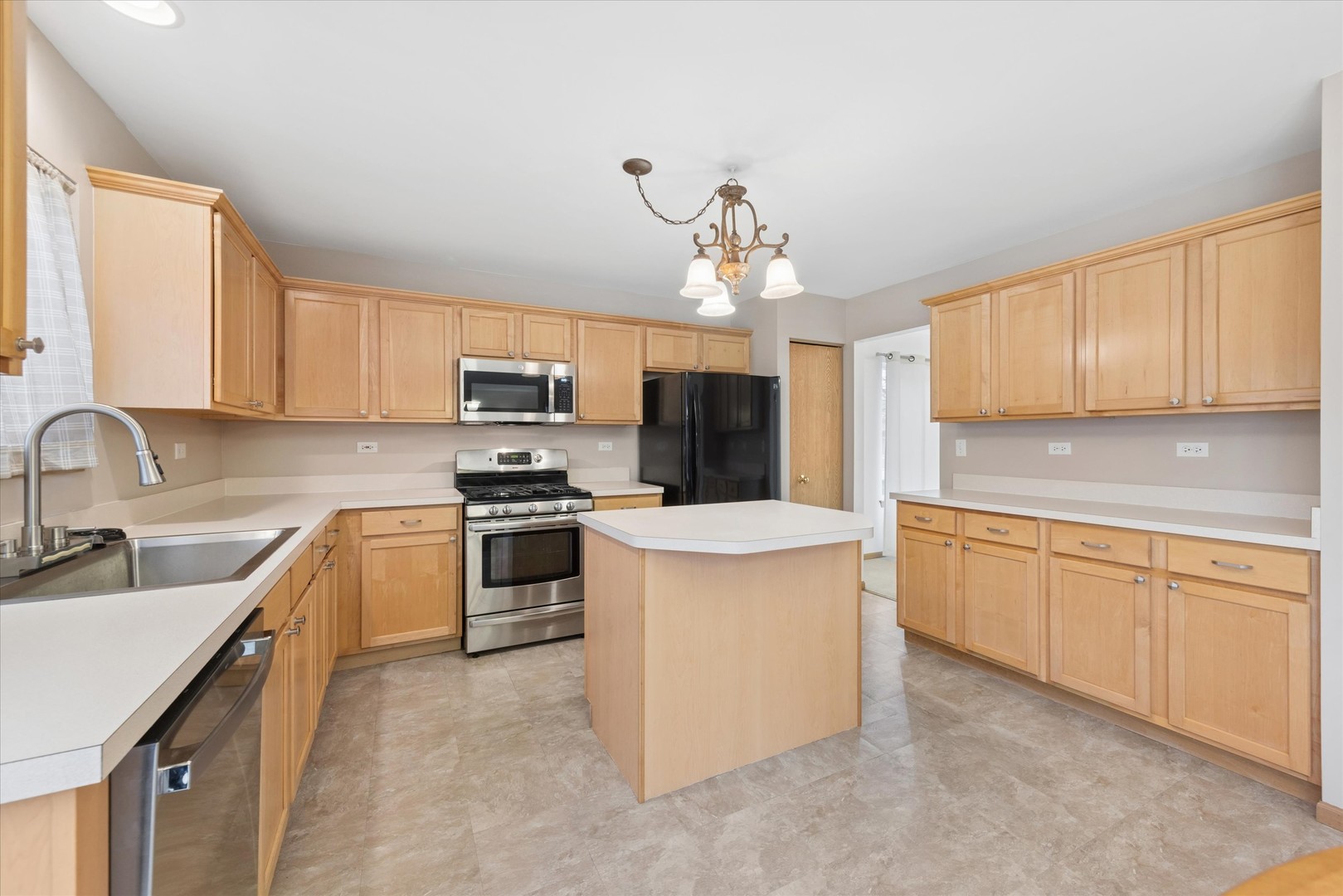 521 Waterford Drive, Oswego, IL 60543