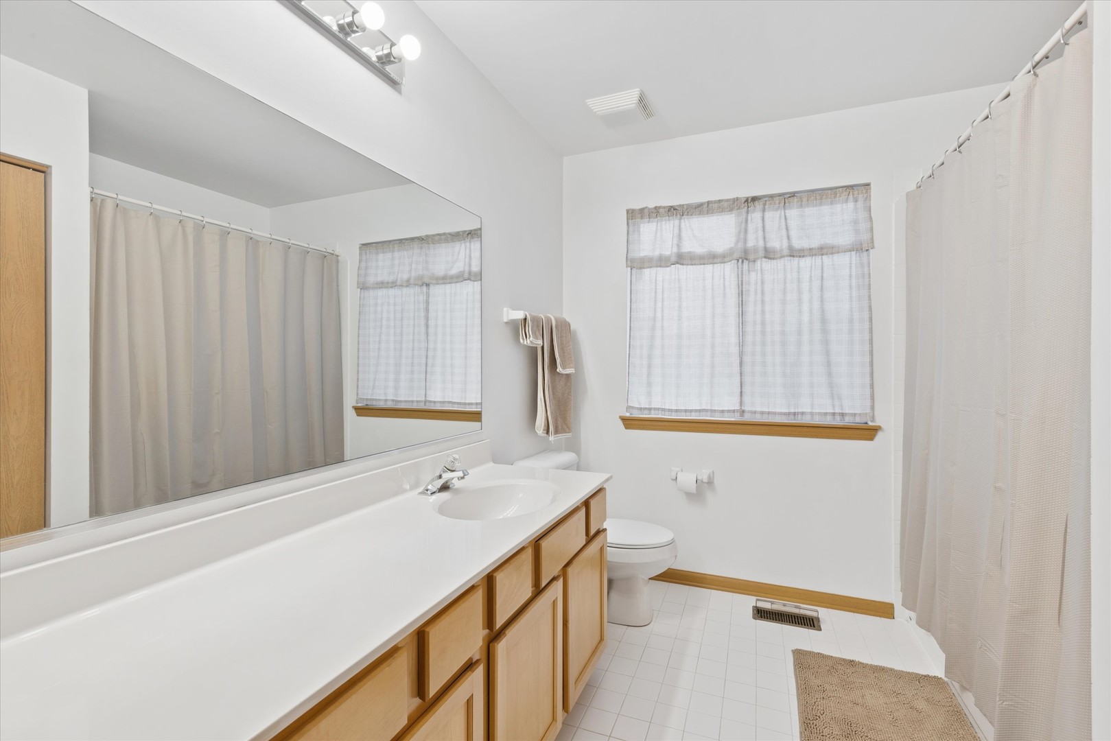 521 Waterford Drive, Oswego, IL 60543