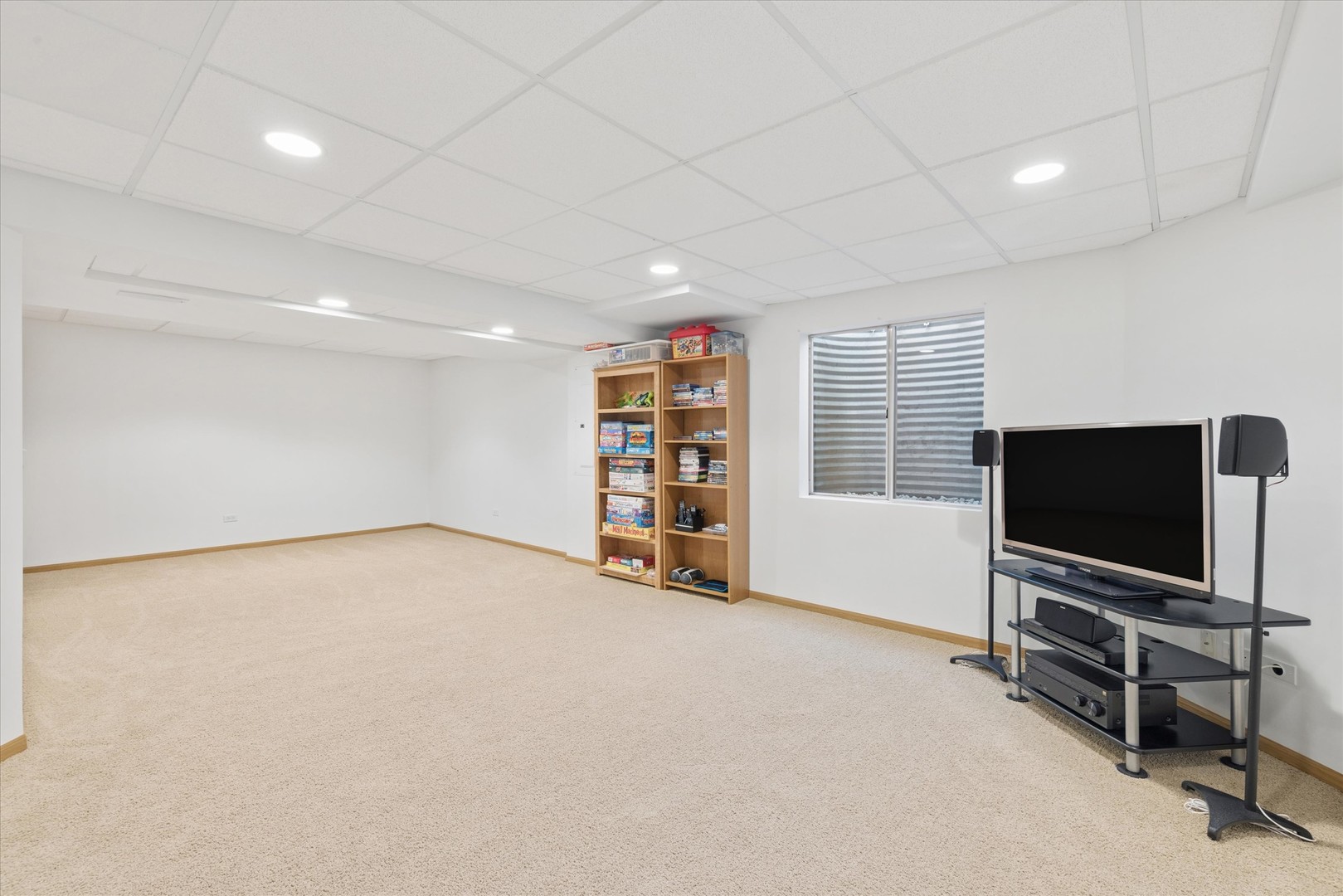 521 Waterford Drive, Oswego, IL 60543