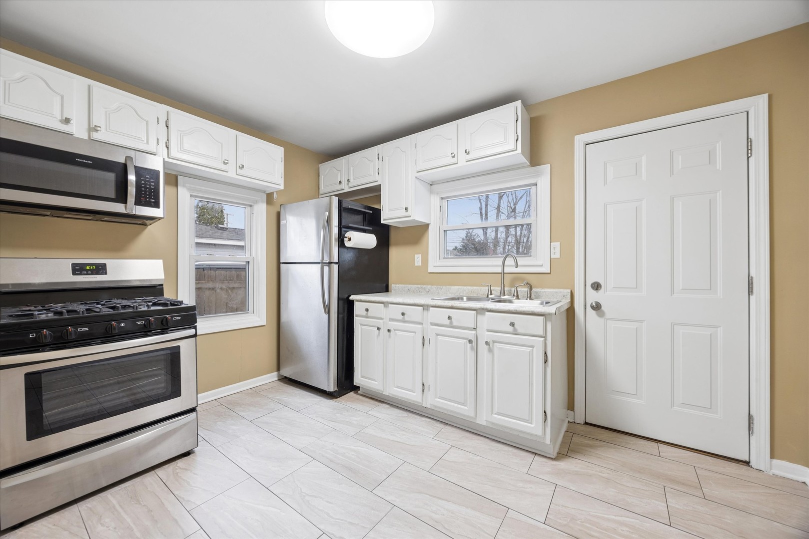 557 Howard Avenue, Aurora, IL 60506