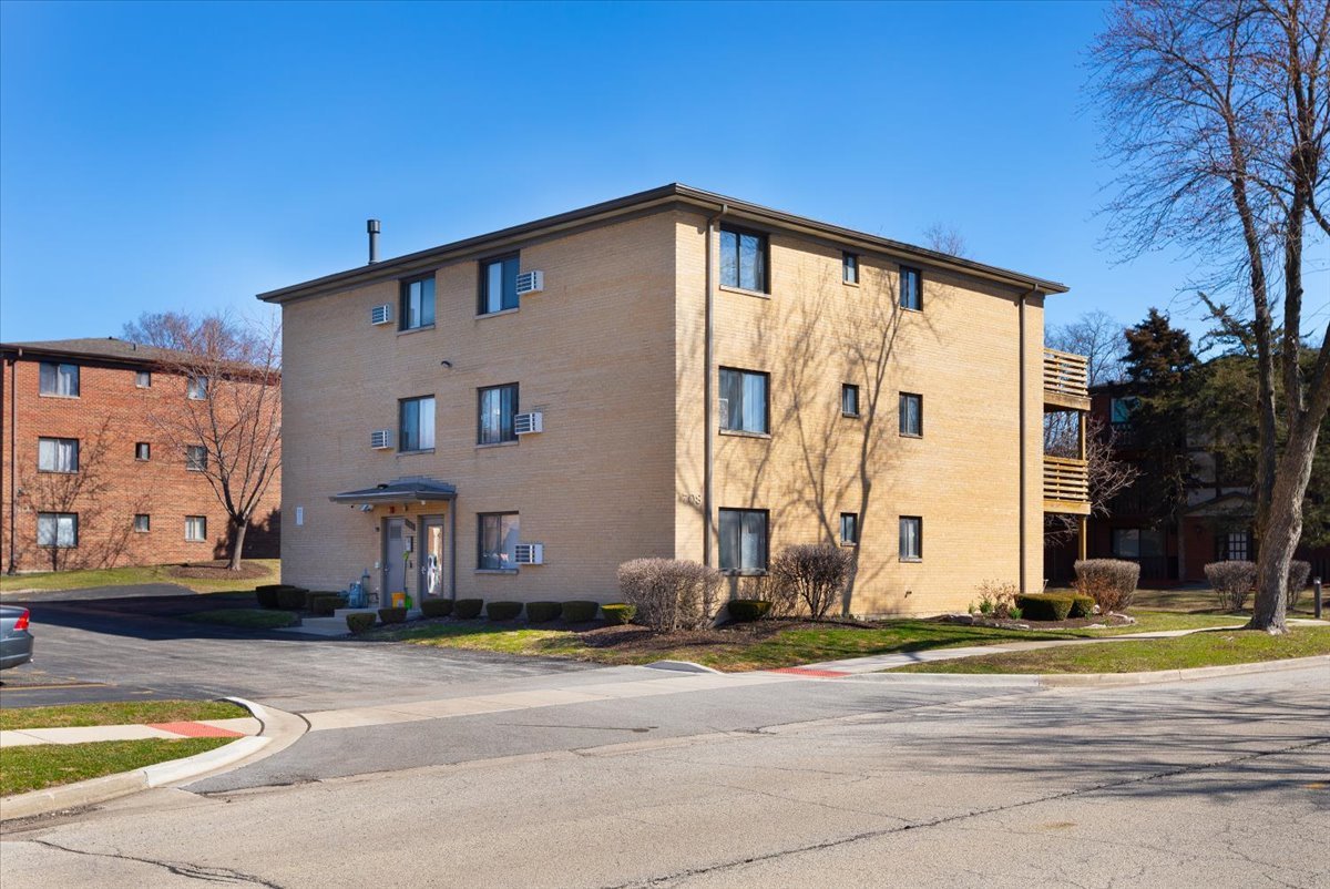 708 W 65th Street #5, Westmont, IL 60559