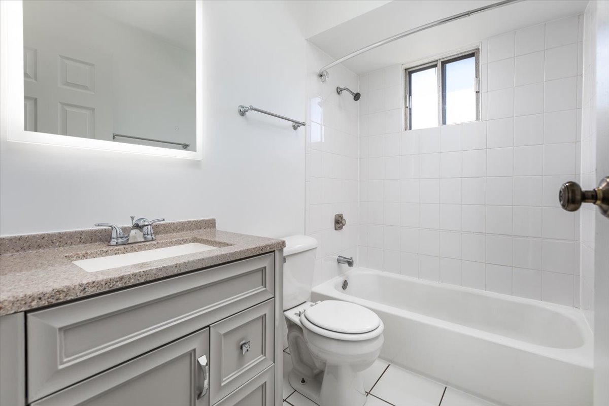 708 W 65th Street #5, Westmont, IL 60559