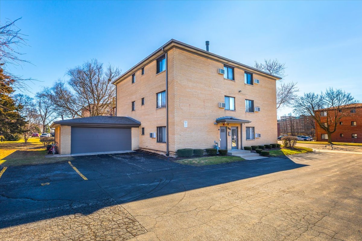 708 W 65th Street #5, Westmont, IL 60559