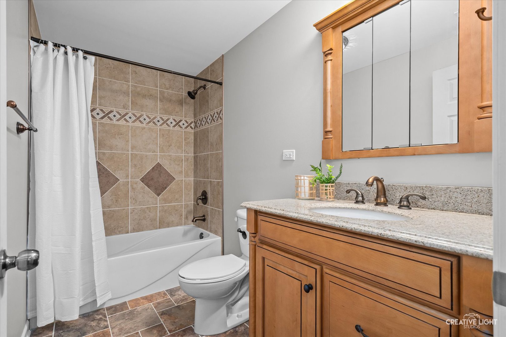 404 Kent Court, Oswego, IL 60543