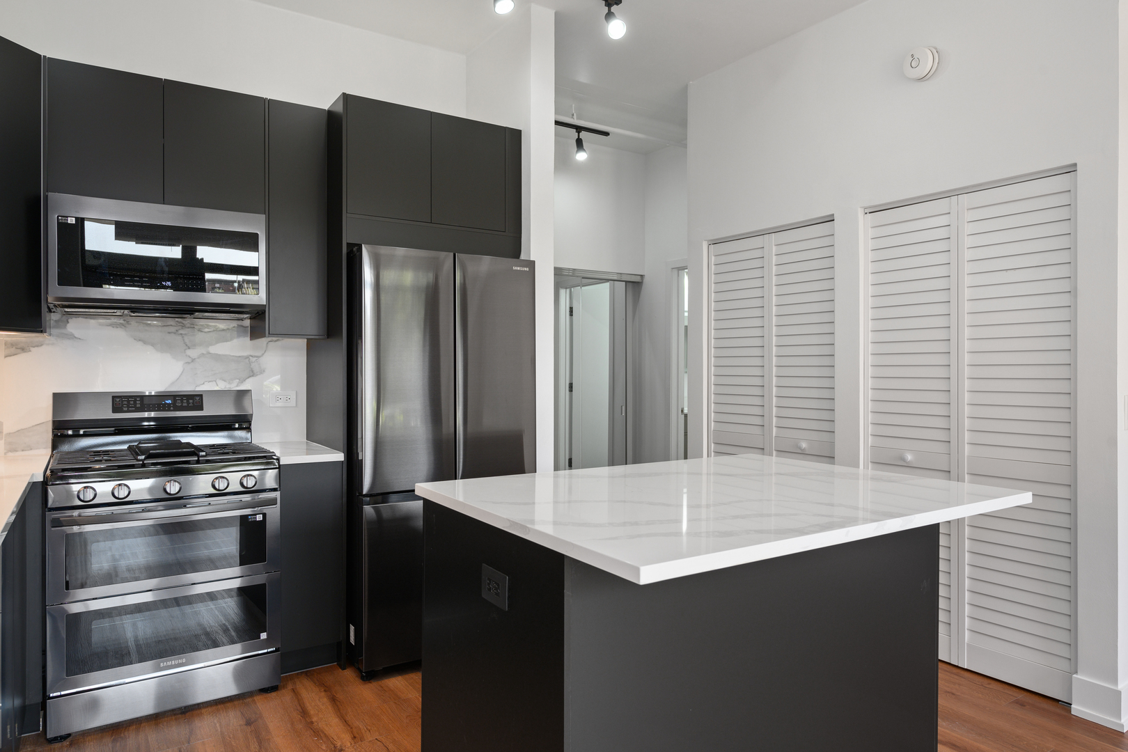 1000 N Kingsbury Street #107, Chicago, IL 60610