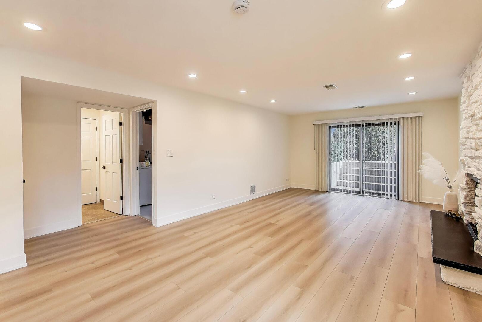 909 S Waverly Place, Mount Prospect, IL 60056