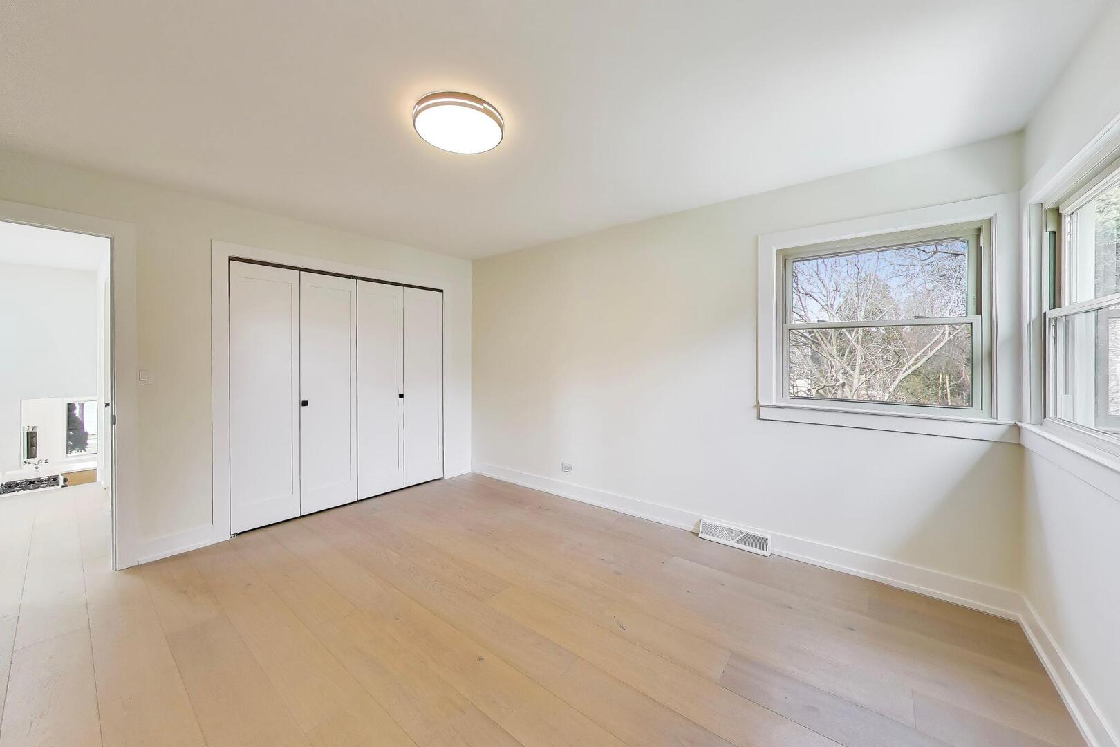 909 S Waverly Place, Mount Prospect, IL 60056