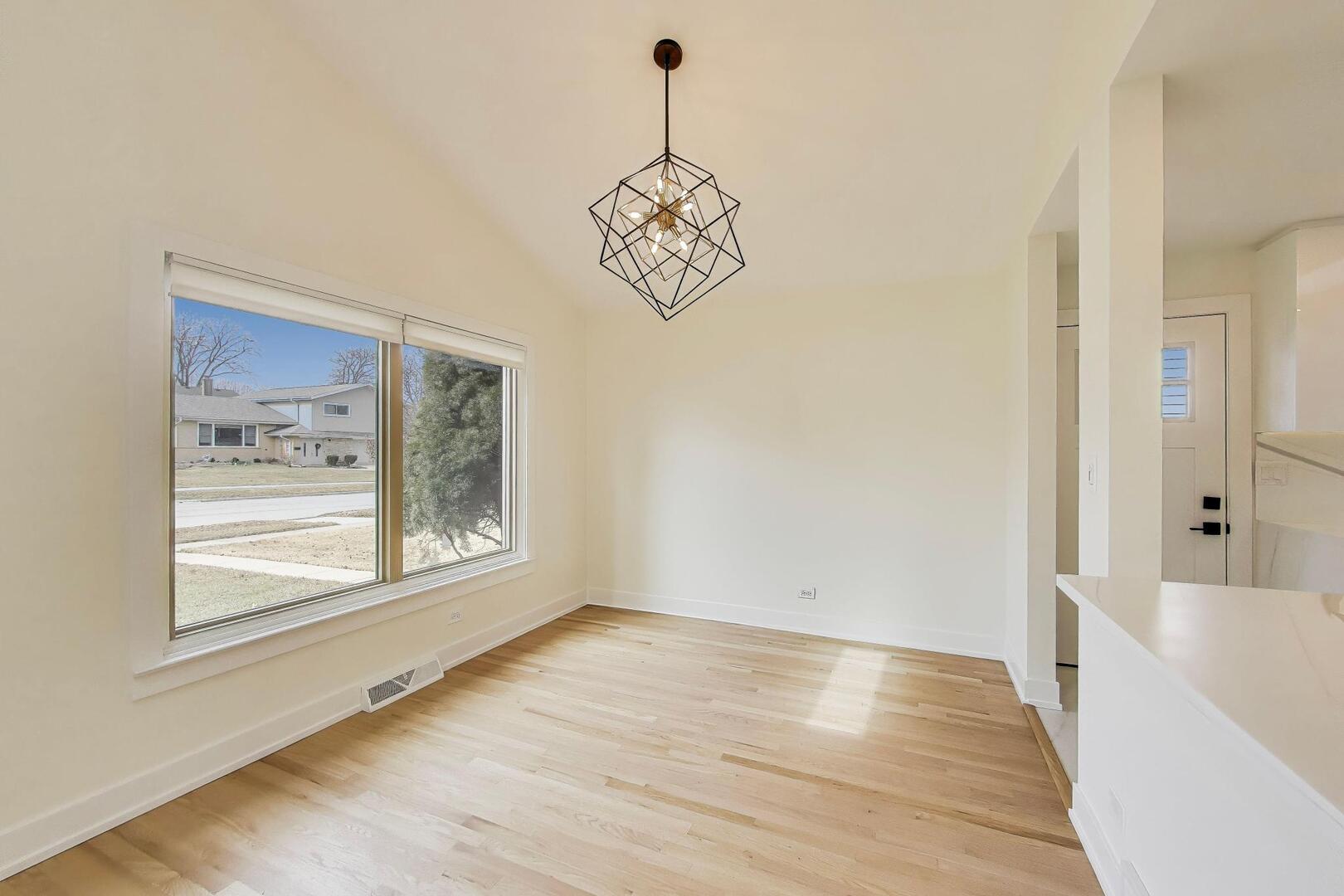 909 S Waverly Place, Mount Prospect, IL 60056