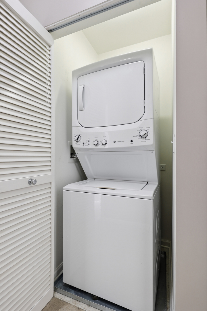 14 S Prospect Street #402, Roselle, IL 60172