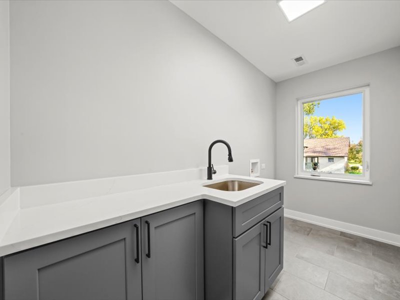 7137 S 87th Avenue, Justice, IL 60458